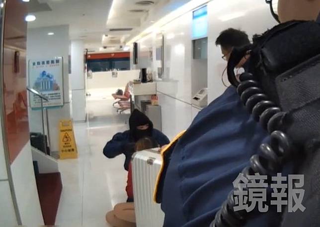 余姓女經理遭林男持槍抵住頭部，敦南所長呂政隆（右前）嘗試與林男攀談，過程中發現是假槍，眾人才一哄而上。翻攝畫面