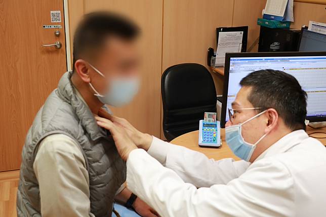 台中慈濟醫院內分泌外科高國堯主任為病人檢查甲狀腺。甲狀腺癌的病人初期沒有不適感，多半是透過醫師觸診或健檢才發現。