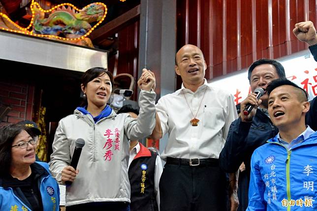 李彥秀(左2)立委連任失利後，忍不住在直播中吐苦水。(資料照)