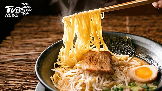 日本有名20歲年輕人驚覺拉麵味道太淡，最後確診新冠肺炎。(示意圖，與事件無關。圖／TVBS)