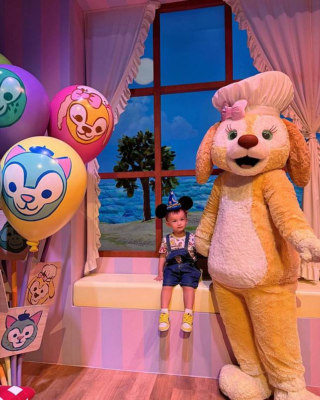 ครอบครัวดาราดังโบกมือลาไทย