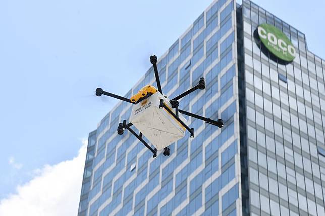 An unmanned food delivery drone works in Shenzhen, south China's Guangdong Province, Aug. 15, 2023. (Xinhua/Liang Xu)