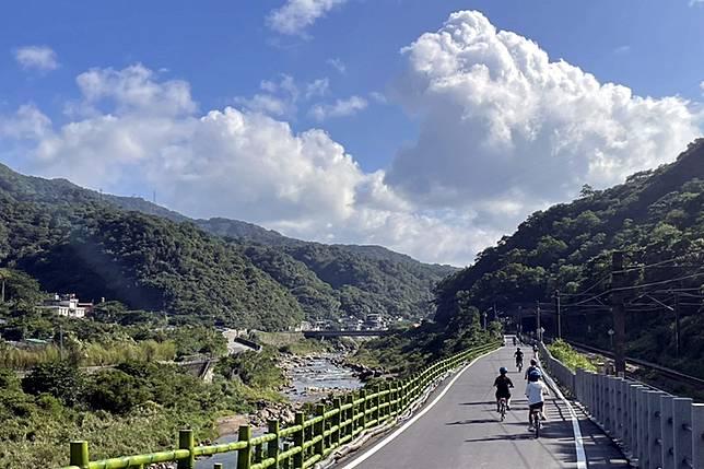 瑞猴自行車道精彩小旅行 穿越隧道與火車共騎