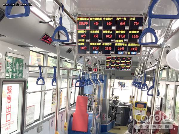 7/15起29條跨區幹線公車全面啟用手機預約下車系統，車內LCD螢幕顯示到站時間(圖/新北市政府　提供)