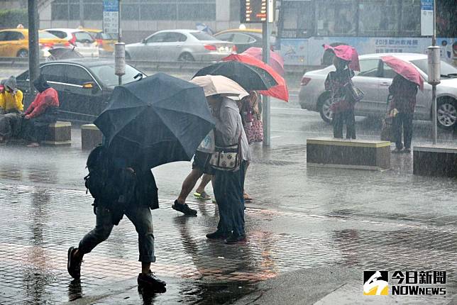 ▲下雨天雨傘常被偷怎麼辦？過來人抖出「 1 預防法」。（圖／翻攝自《 NOWnews 今日新聞》資料照 ）