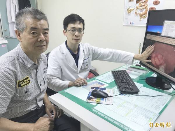 66歲程男罹「同時癌」，烏日林新醫院胃腸肝膽科醫師魏宏宇以「內視鏡黏膜切除術」切除。(記者蘇金鳳攝)