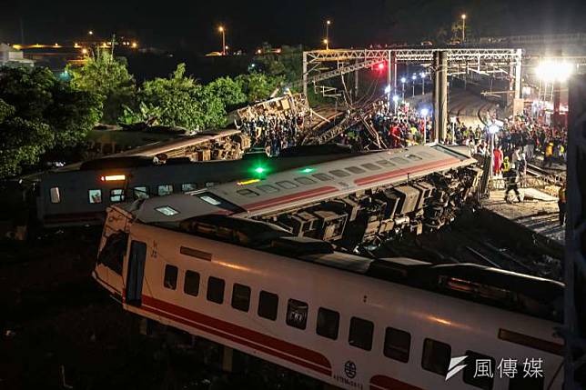 台鐵普悠瑪列車出軌翻覆造成18人死亡、190人受傷，台鐵產業工會理事長王傑23日指出，一直以來台鐵「人或車子都有過勞的問題」 。圖為普悠瑪事故現場。（資料照，顏麟宇攝）