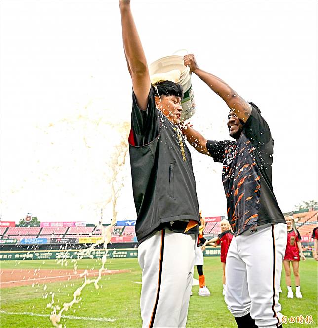 奪MVP的林子崴(左)被隊友潑飲料祝賀。(記者李惠洲攝)