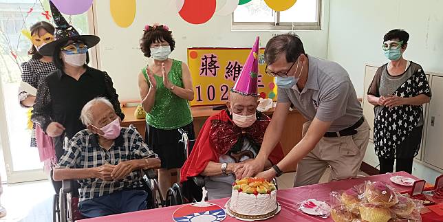 岡山榮家102歲人瑞蔣維生爺爺的變裝生日舞會。（記者陸瓊娟）