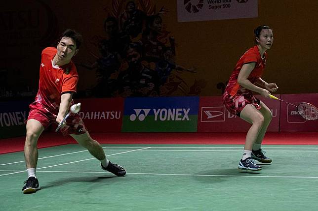 Guo Xinwa (L) and Chen Fanghui compete in the mixed doubles round of 16 match against Chen Cheng Kuan and Hsu Yin-Hui of Chinese Taipei at the 2025 Indonesia Masters badminton tournament in Jakarta, Indonesia, on Jan. 23, 2025. (Xinhua/Veri Sanovri)