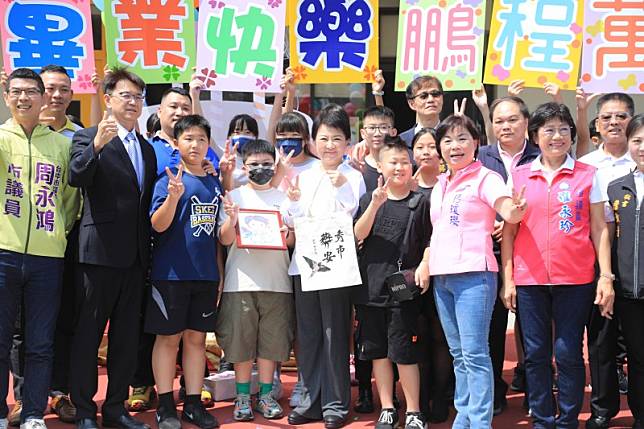 神岡區社口國小新建新校舍，加上全新的跑道、通學步道及人行道改善完成，17日舉行落成啟用典禮。（圖/台中市政府）