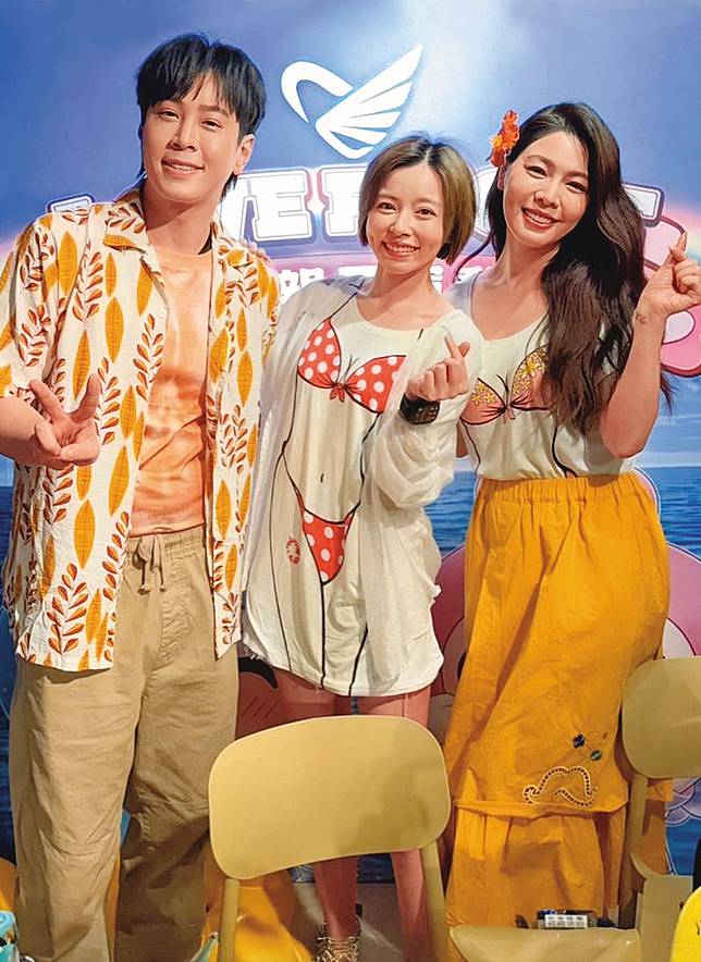 王瞳（中）前陣子現身祝賀白家綺（右）和吳東諺（左）的親子運動樂園開幕。（翻攝自王瞳臉書）