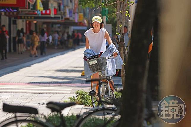 7/18，14：07，頂著豔陽，曾沛慈騎著YouBike當交通工具。