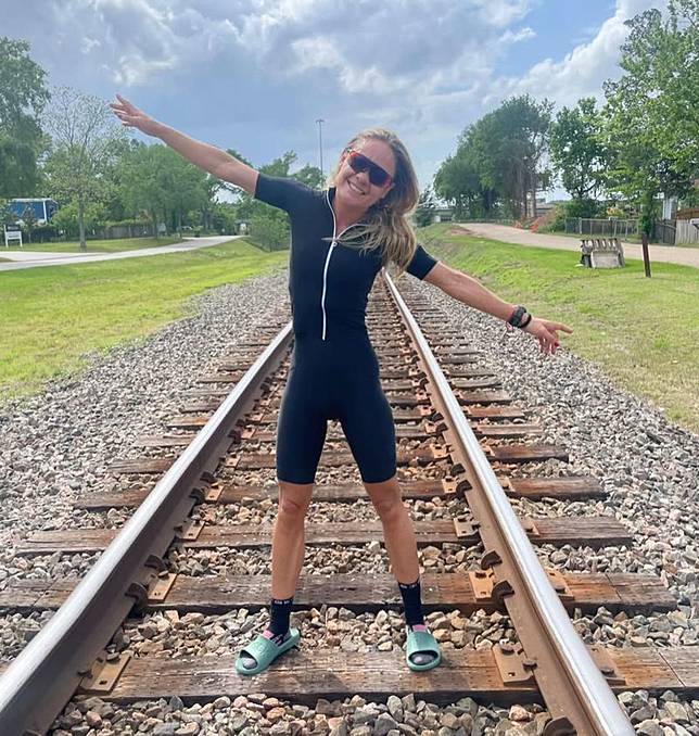 弗拉維亞逝世前三天PO出一張站在鐵軌上的照片，內文卻讓這篇文章意外引起廣傳。圖／翻攝自IG／maraflavia