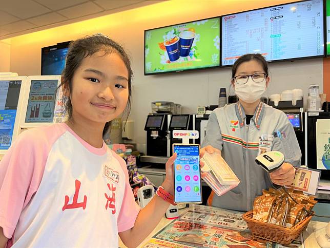 學生運用點數兌換學用品。（新北市教育局提供）