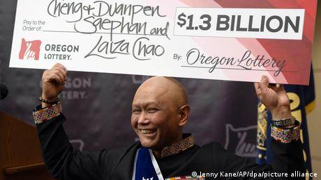 程薩潘（Cheng 「Charlie」 Saephan）手中高舉13億美元巨大彩票