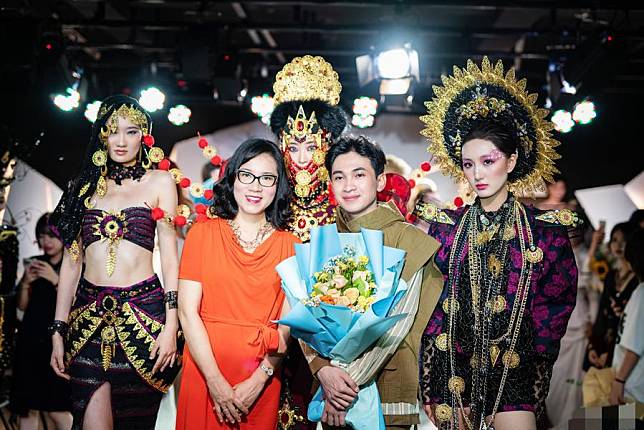 Yusuf Maulana Firdaus (Front R), an international student from Jakarta, Indonesia, poses for photos with his teacher Huang Yanbing (Front L) among fashion models in Nanning, capital of south China's Guangxi Zhuang Autonomous Region, June 17, 2023. (Xinhua)