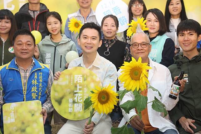 竹北市長鄭朝方（左二）推文化平權，首度舉辦竹北稻草音樂節。（記者彭新茹攝）