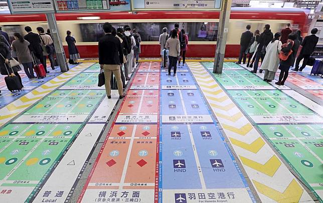 สถานีรถไฟ Shinagawa ในญี่ปุ่น ทาพื้นชานชาลาหลากสี บอกปลายทางที่จะไป