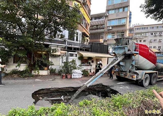 台北市道路大規模塌陷今年5起，圖為赤峰街導致天坑。(資料照，記者蔡思培攝)