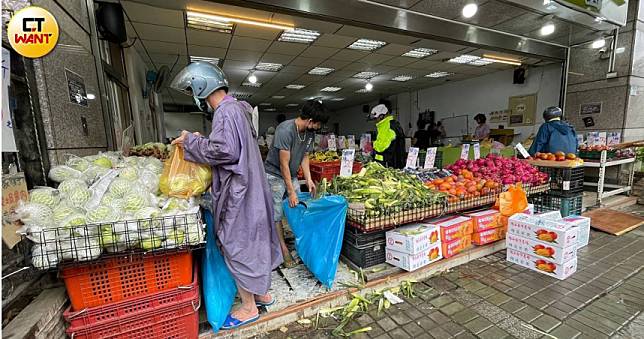 卡努颱風來襲民眾搶買生鮮蔬果　菜價漲幅「葉菜類漲幅最多 」