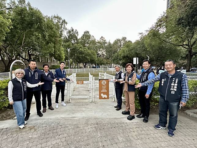 台中文心森林公園寵物專區全新升級，市府建設局邀民眾攜毛小孩體驗友善空間。（圖：中市府提供）