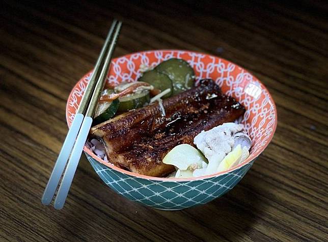 雲林口湖國中午餐吃蒲燒鰻魚飯。(口湖國中提供)