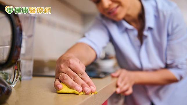 忙著居家清掃，常見過度勞動引發下背痛及肌肉痠痛，迫使假期掛病號在家休養。