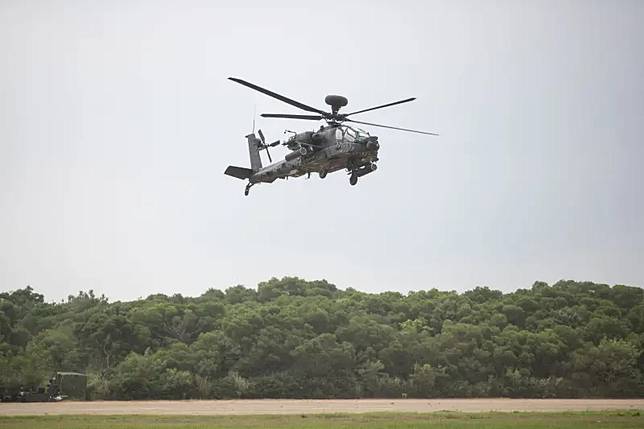 ▲新竹湖口營區開放全兵力預演，「虎斑鯊魚嘴」彩繪阿帕契直升機首亮相。（圖／軍聞社提供）