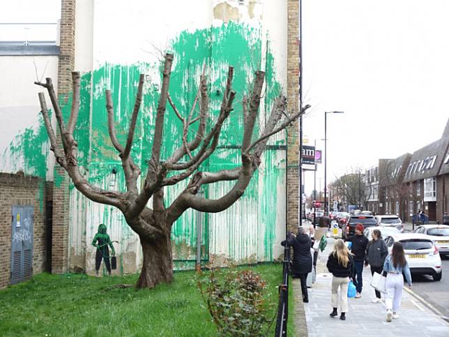 街頭藝術家 Bansky有新作，為北倫敦禿樹重添綠葉