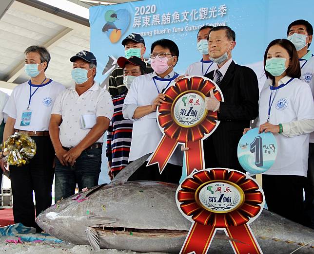 ▲2020年屏東「第一鮪」，在東港魚市場舉行拍賣，由縣長潘孟安擔任拍賣官，最後由72歲宜蘭企業家鄭金池，以總價228萬6000元得標，換算每公斤9000元創下單價歷年新高。（圖／屏東縣政府提供 2020.04.16）