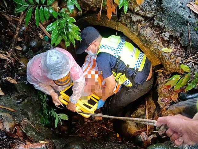 搜救人員在石龜溪一處陰暗潮濕的排水管線內，發現失蹤的林翁。（記者張翔翻攝）