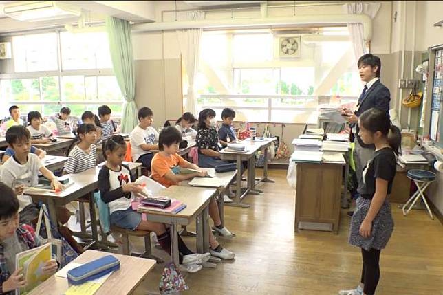 受政府新制及校園霸凌問題影響，日本小學教師工作繁重。（翻攝東京教育委員會影片）