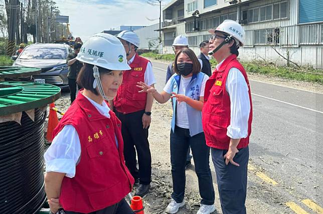 市議員邱于軒表示，和台電溝通後，才知道他們從早上五點就開始搶修到夜裡，由於四處都在通報，他們早已忙到人仰馬翻。（記者吳文欽攝）