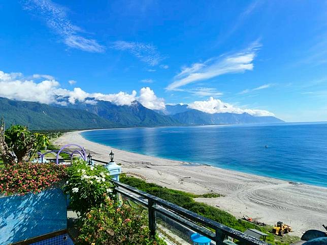 花蓮七星潭水上明月海景渡假旅店擁有美麗海景。（中華旅行社提供）