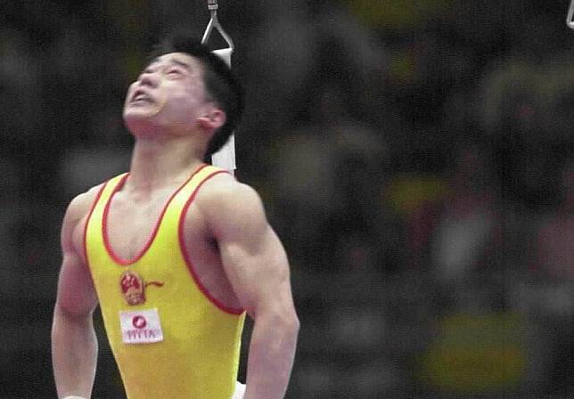  2001年8月26日，張尚武在北京舉行的第21屆世界大學生運動會體操單項比賽中獲得男子吊環金牌。(新華社資料照)