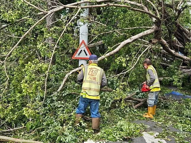 ▲台南市長黃偉哲今日派出工務局、環保局、消防局等組成的86人救災團隊，偕同32輛各式救災機動車輛，前往高雄投入救災，希望協助高雄市儘早復原。圖／南市府提供)