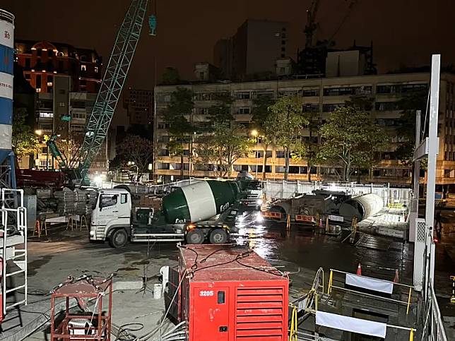 北市慶城街工地地基下陷，預計12點完成回填。(圖
／北市府提供)