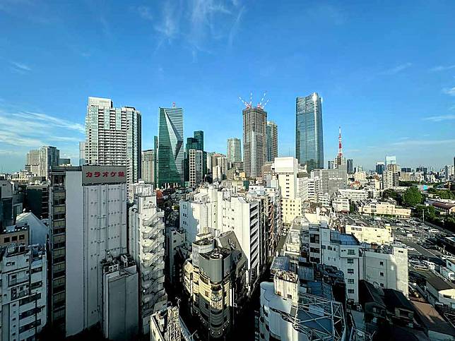 東京六本木Candeo飯店浴場的入口處視野很好，天氣好的時候可以看到東京鐵塔。