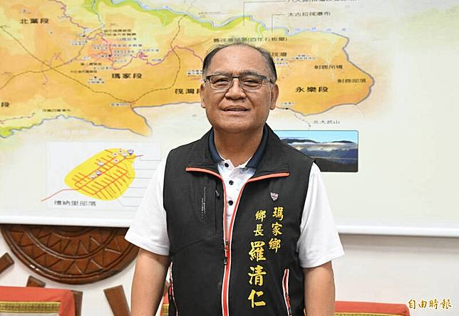 屏東瑪家鄉長羅清仁表示，這座十字架不僅是部落的心靈寄託也是「點亮回家的路」。(記者李惠洲攝)