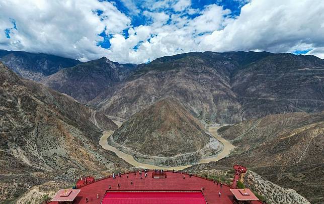 An aerial drone photo taken on May 22, 2024 shows a bend of the Jinsha River, the upper section of the Yangtze River, on the border of Sichuan and Yunnan provinces in southwest China. (Xinhua/Chen Xinbo)