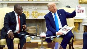 2025年5月21日，美國總統川普在白宮會見南非總統拉瑪佛沙，指控南非白人遭到「種族滅絕」。美聯社