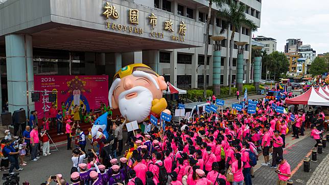 活動內容豐富，包括踩街遊行、社區嘉年華，以及明華園日字戲劇團與如果兒童劇團的壓軸演出。圖：文化局提供