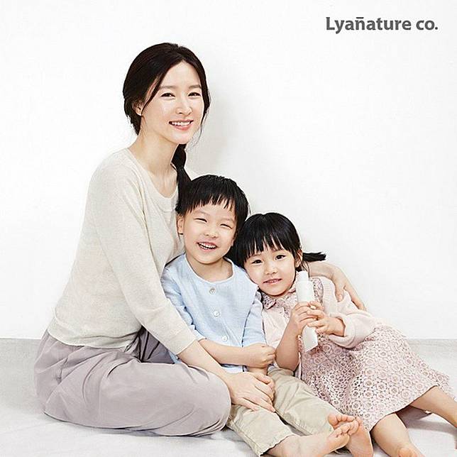 李英愛（左）育有龍鳳胎兒女，多年前還讓小孩拍攝自家品牌廣告。翻攝IG@lyanature_official