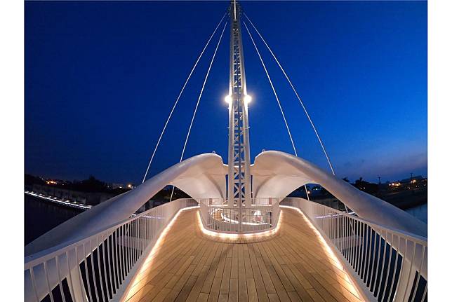 大港橋橋面可通行約550人，也可提供遊客及自行車通行。。（取自棧貳庫KW2臉書）