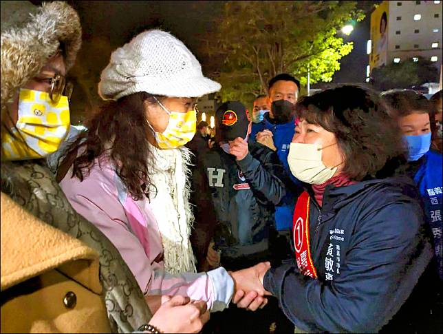 國民黨嘉義市長黃敏惠(右)尋求連任，昨晚到文化路夜市掃街拜票，在選前做最後衝刺。(記者王善嬿攝)
