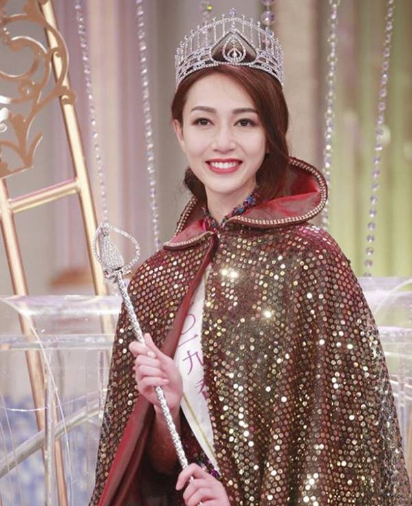 剛出爐的香港小姐冠軍黃嘉雯，戴上后冠的那一刻。（翻攝網路）