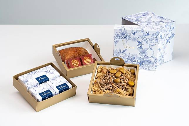 彌月禮盒有豪華的3層設計，包括油飯、雞腿、兩顆紅蛋，以及蜂蜜蛋糕、費南雪及餅乾。（《微新聞》提供）