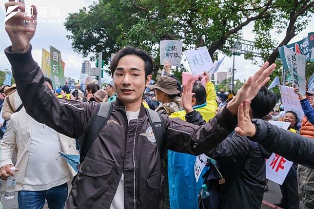 黑熊學院舉辦的「台灣主站派、接力護台灣」遊行8日抵達華山中央藝文公園，與民眾一起完成「DEFEND TAIWAN」千人排字，圖為網紅八炯。（資料照，劉偉宏攝）