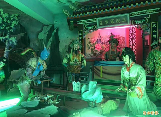 彰化市南天宮的18層地獄最近爆紅，有不少遊客攜家帶眷前來「逛地獄」。 (記者湯世名攝)